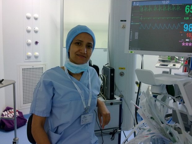 أسماء خالد.. أول طبيبة مغربية تجري عملية جراحية بالتنويم المغناطيسي