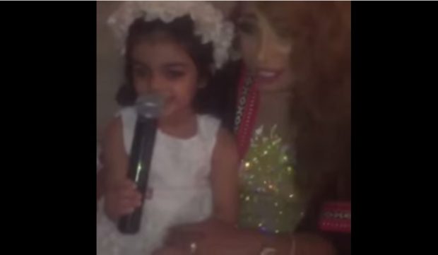 الكويت.. دنيا باطمة مع أصغر معجبة (فيديو)