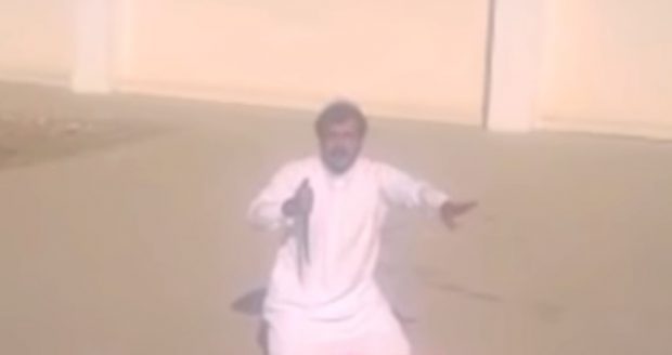 بالفيديو من السعودية.. رجل بغا يذبح ولدو وسط الساحة ديال مدرسة!