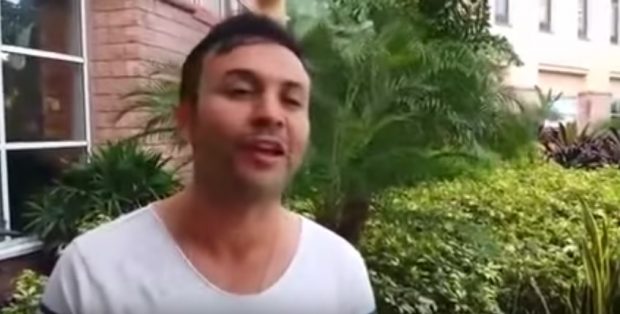 على السلامة.. إدار يعلن شفاءه من السرطان (فيديو)