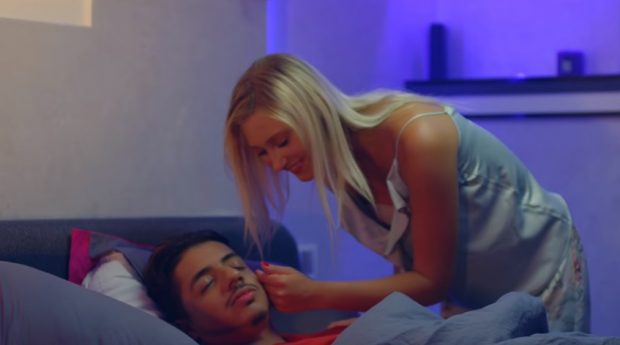 إيهاب أمير على السرير مع الكاورية.. معجبات ما عجبهمش الحال