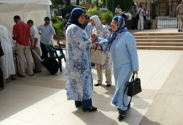 نبيلة زوجة بنكيران.. وهاد الجلابة كيجاتكم عوتاني؟؟ (صور)