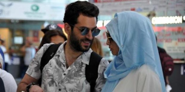 الله يتقبل.. ملكة جمال المغرب السابقة وزوجها التركي في الحج 
