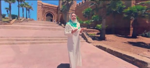 بالحجاب والجلباب.. أميمة أمسعدي تُغني “الحمد لله”