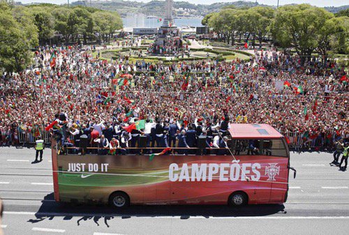 بعد التتويج بكأس أوروبا.. استقبال أسطوري للمنتخب البرتغالي في لشبونة (صور)