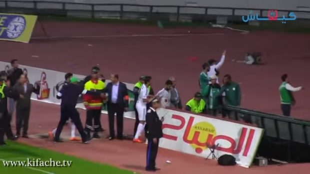 بسبب شغب الأنصار.. الجامعة تعاقب الرجاء (فيديو)