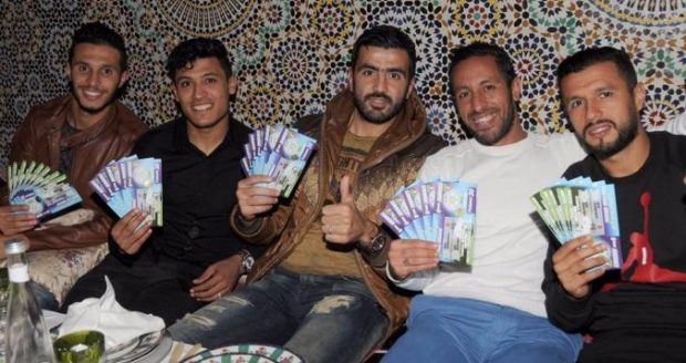 ماشي غي الجمهور.. لاعبو الرجاء يقتنون التذاكر (صور)