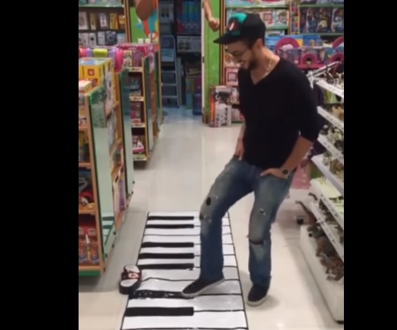 بالفيديو.. لمجرد يعزف لحن “إنت باغية واحد” برجليه!
