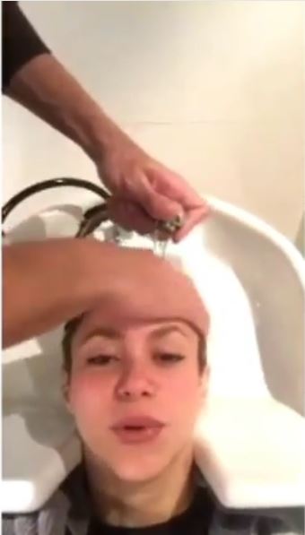 حكام العيالات.. بيكي يغسل شعر شاكيرا!! (فيديو)