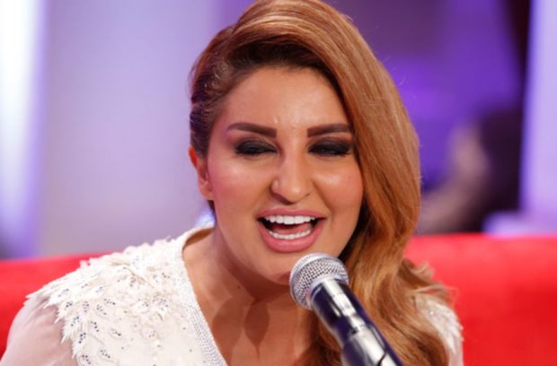 بالفيديو.. شذى حسون تتعلم إطلاق النار