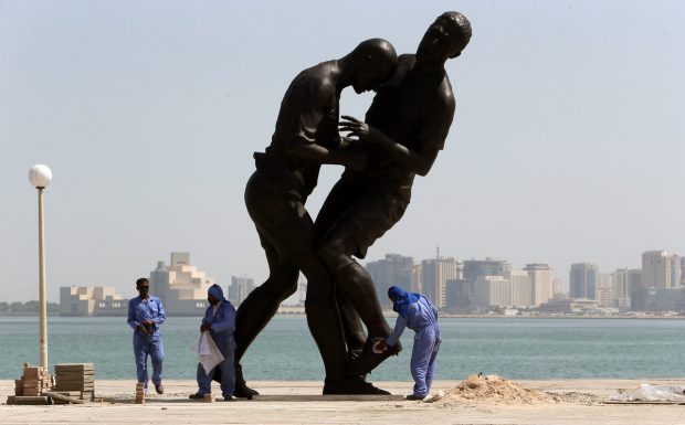 قطر.. إزالة تمثال نطحة زيدان من كورنيش الدوحة (صور)