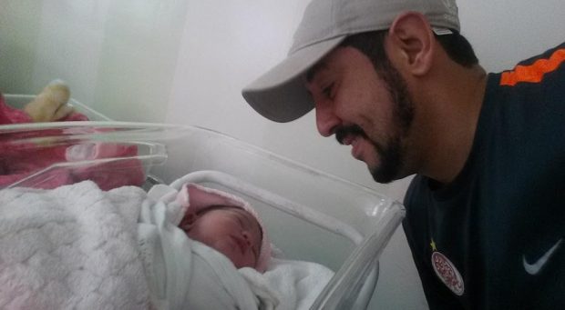 مبروك.. الممثل طارق بخاري أبا للمرة الثانية