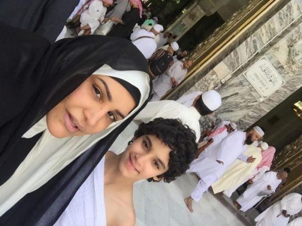 قالتها الصورة.. أحلام وابنها في مكة