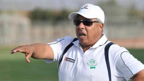 “العبقرية” الرجاوية.. إقالة المدرب قبل أيام من كأس العام