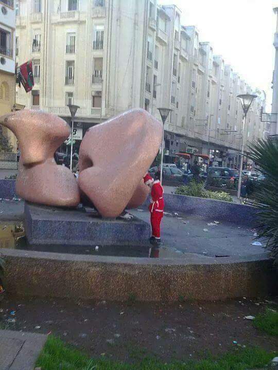 البرانس/ كازا.. بابا نويل يتبول في الشارع!
