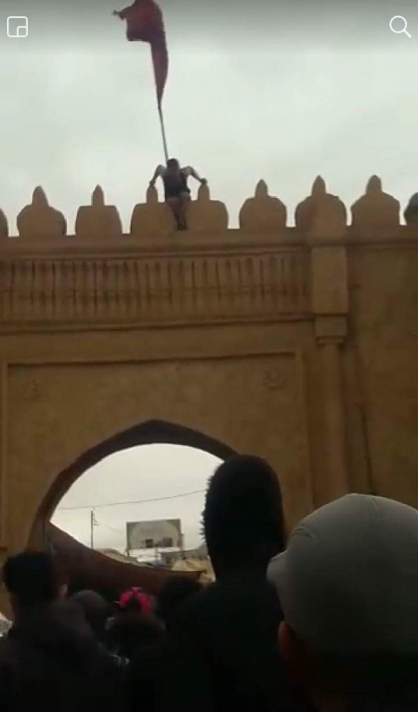 بالصور والفيديو من وجدة.. فرّاش بغا ينتحر من فوق باب سيدي عبد الوهاب!