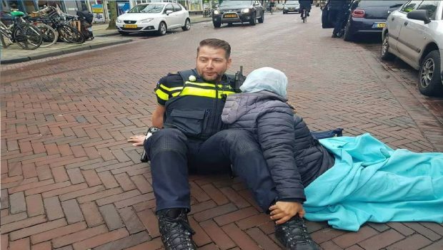 بالصور من أمستردام.. البوليسي الهولندي اللي عجب المغاربة!