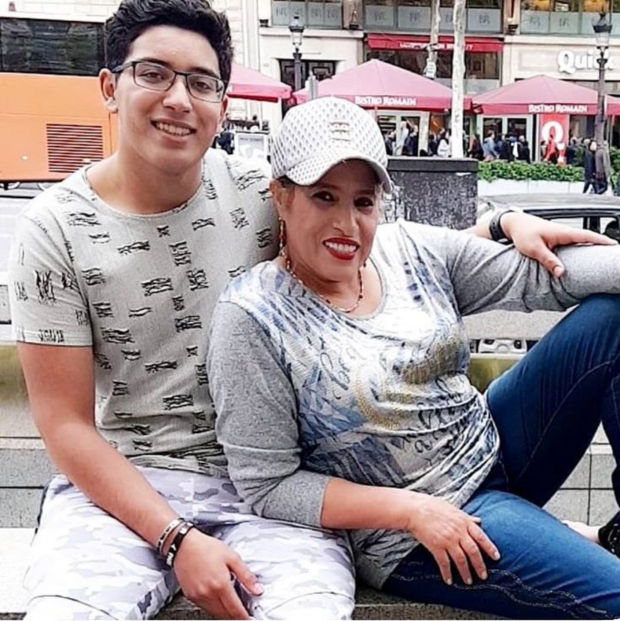 بمناسبة عيد ميلاده.. نجاة عتابو مع ولدها