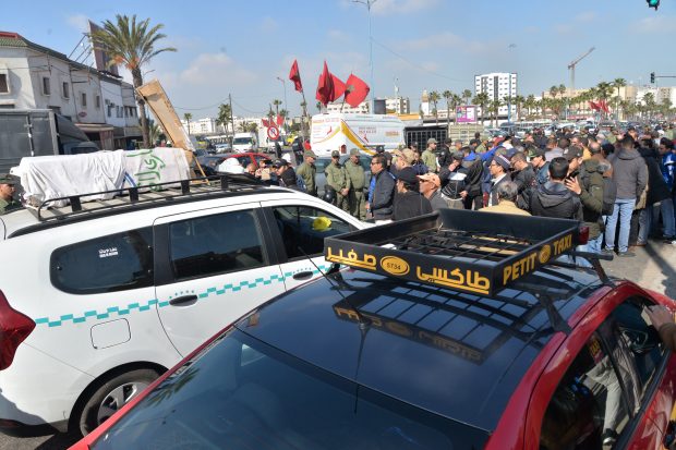 بالصور من الرباط وكازا.. مّالين الطاكسيات محيّحين بسبب المازوط