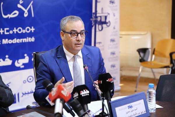 بنعزوز ينفي عن نفسه الوقوف وراء مقاضاة الصحافيين.. يمشي ابن كيران ويبقاو حروبو!