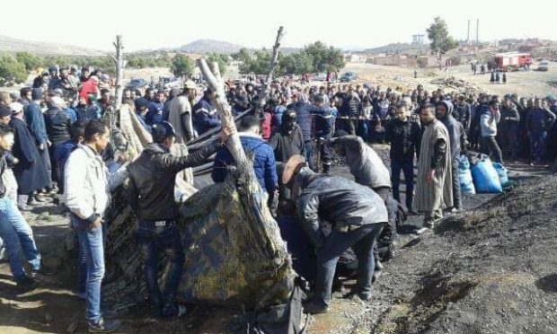 بالصور من جرادة.. انهيار بئر لاستخراج الفحم ومحاولات لاستخراج عامل