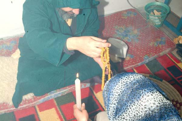 قدم سموما إلى زبوناته وتسبب لإحداهن في تعفنات في جهازها التناسلي.. محاكمة مشعوذ في كازا