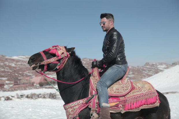 بالفيديو.. الفنان الشعبي وليد الرحماني يطلق كليب ”قلبي مقصح”