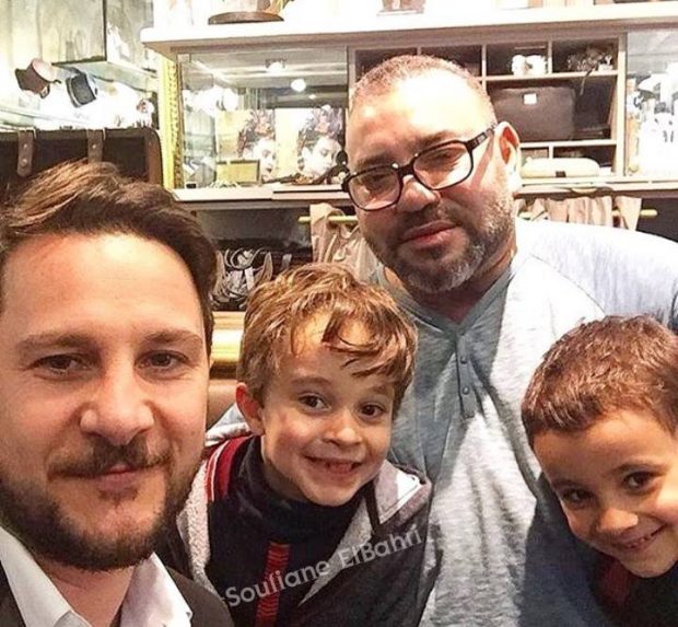 صورة من باريس.. الملك تقدّا لبسة جديدة وتصوّر مع مول المحل