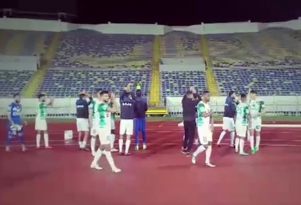 بالفيديو.. لاعبو الرجاء يوجهون التحية إلى المدرجات الفارغة