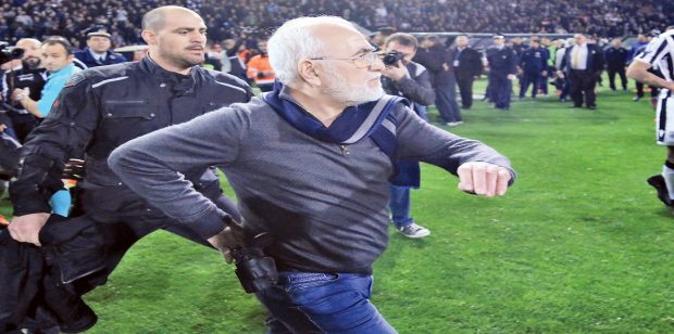 بسبب التهديد بسلاح ناري.. الفيفا تهدد اليونان