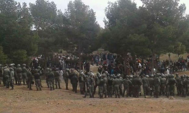 مواجهات بين الأمن والمحتجين وإصابات في صفوف الجانبين.. شعلات فجرادة (صور)