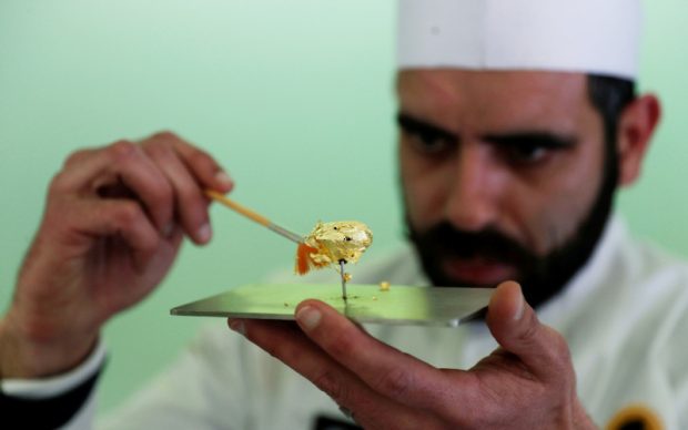 ثمنها يناهز 10 آلاف دولار ومرصعة بالذهب الصالح للأكل.. مواصفات أغلى قطعة شوكولاتة في العالم!!