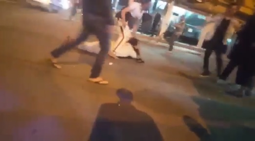 بالصور.. “رجل” كيسلخ فمرا قدام الناس وهوما كيتفرجو!!