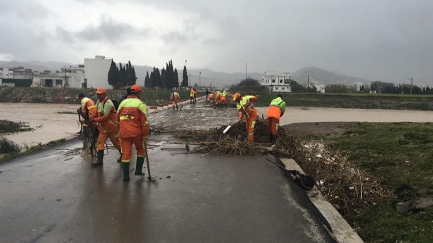 سيدتان ورجلان نجوا من الموت.. المياه تجرف سيارة ضواحي تطوان