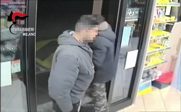 بالفيديو من إيطاليا.. اعتقال مهاجرين مغربيين متخصصين في سرقة المحلات التجارية