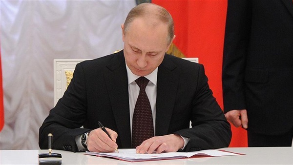 “ستيلو مذهب”.. أكثر من 60 ألف أورو سعر قلم الرئيس الروسي