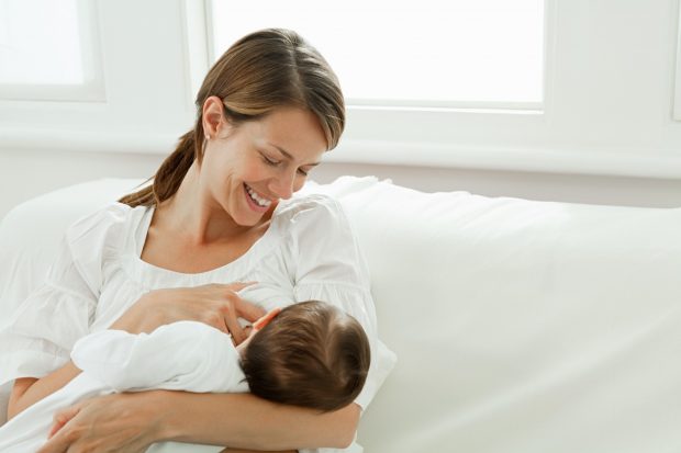 للأمهات فقط.. وزارة الصحة تشجع على الرضاعة الطبيعية