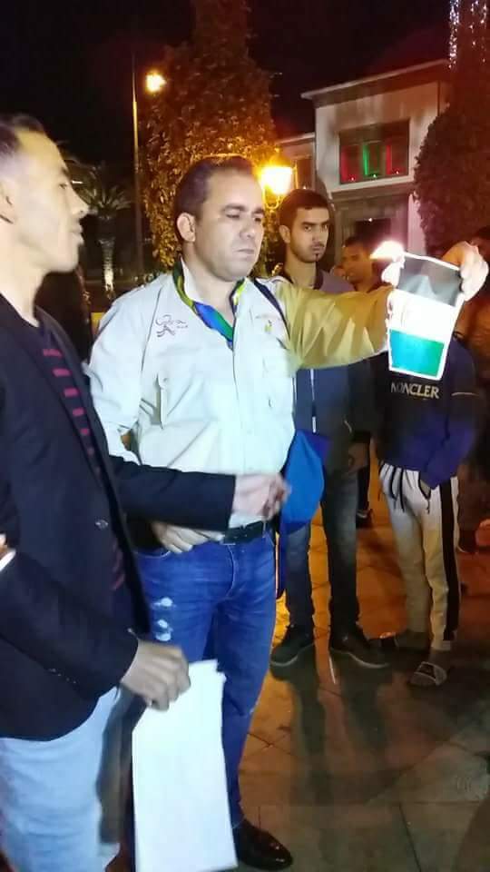 بالصور من الرباط.. إحراق “أعلام” البوليساريو أمام البرلمان