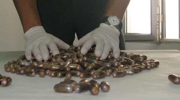 تشدو فمطار كازا.. تفريغ أكثر من 5 كيلو كوكايين من أمعاء أجانب