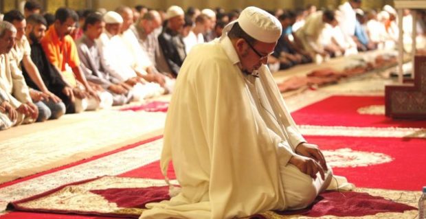 بعد غيابه بسبب المرض.. الملك يطمئن على القزابري