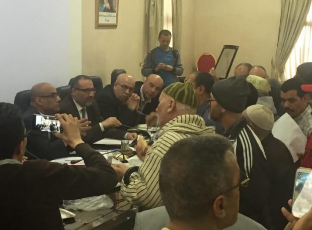 بالفيديو.. محتجون يقتحمون دورة مجلس طنجة