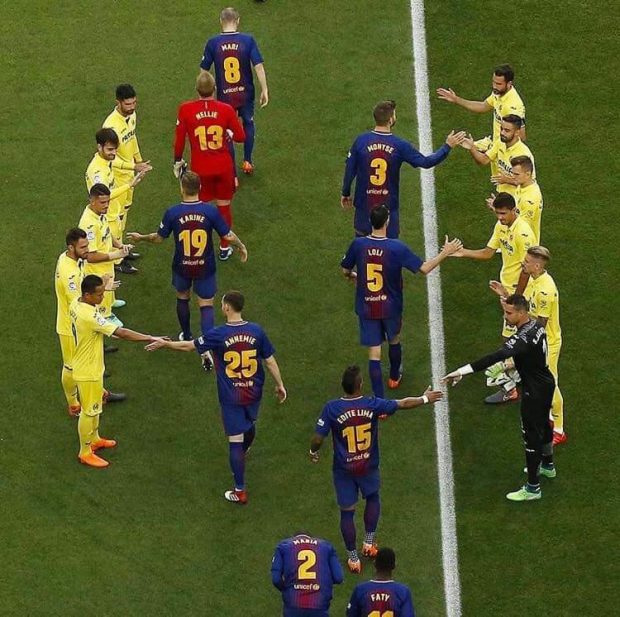 على ملعب كامب نو.. لاعبو برشلونة يرتدون قمصانا بأسماء نسائية!!