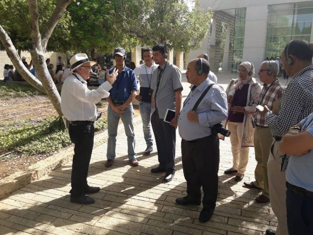 فئة تصف هذه الزيارات بالتجنيد والعمالة وأخرى بحرية التنقل وكسر الطابو.. الحج إلى إسرائيل!! (صور)