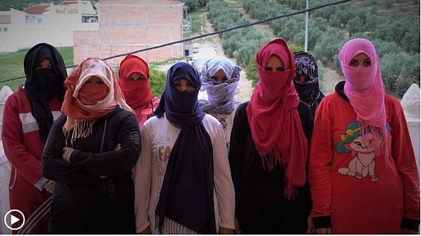 تعرضن للتحرش الجنسي.. شهادات صادمة لمغربيات في حقول الفراولة في إسبانيا (فيديو)
