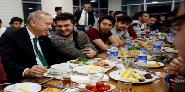 بالفيديو من تركيا.. أردوغان كيتسحر مع الطلبة فالحي الجامعي