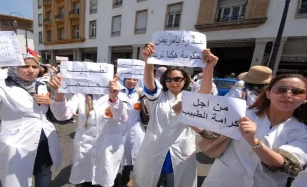 ما بقاوش كيديرو الإضراب بالأيام.. أطباء دايرين أسبوعي “غضب الطبيب المغربي”!
