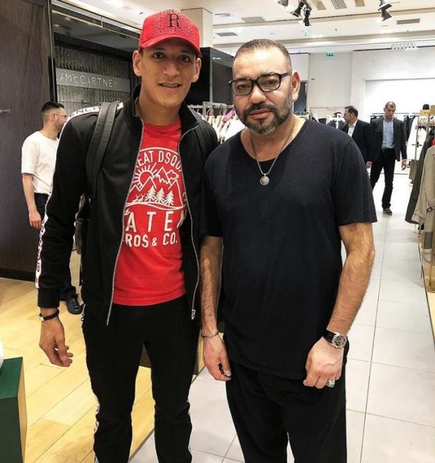 من باريس.. الملك في صورة مع اللاعب المغربي ياسين بامو