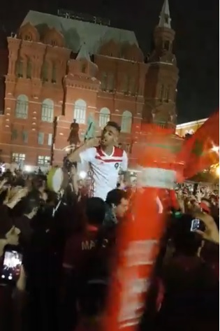 مقابلة الحسم.. مئات المغاربة “يحتلون” وسط موسكو بالنشيد الوطني تحميسا للأسود