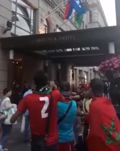 لبوا نداء الفايس بوك.. الجمهور المغربي يشجع الأسود من الفندق (فيديو)