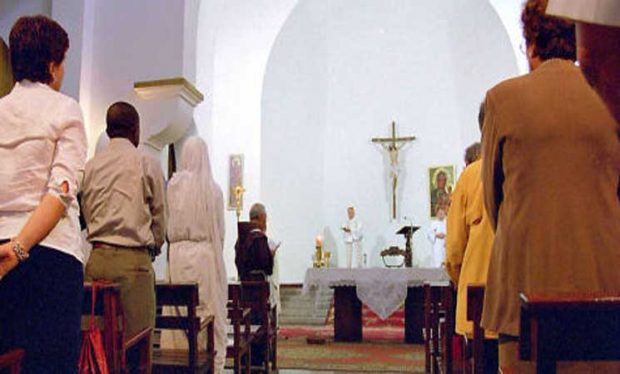 كيتخبّاو.. مسيحيون مغاربة باغيين الاعتراف القانوني بزواجهم!